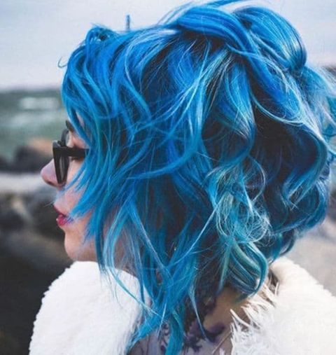Asymmetrical curly bob hair with blue highlight 2021-2022