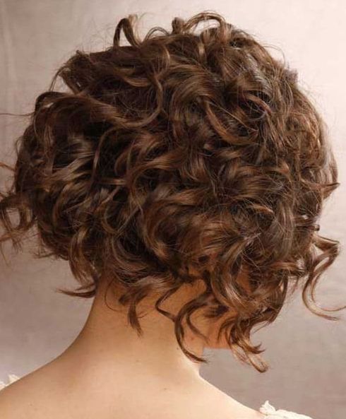 How do you cut a curly bob at home?