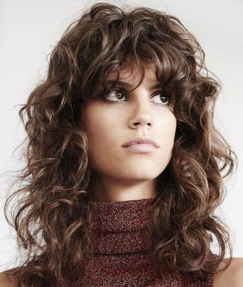 Curly shoulder length hair 2023-2024