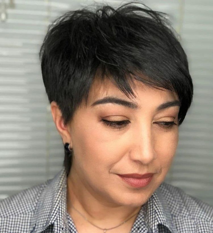 short hair for women over 60 in 2023