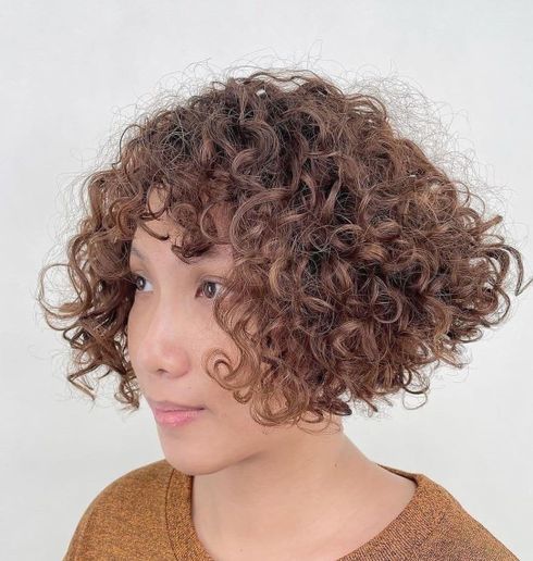 What are some popular variations of the curly short bob?