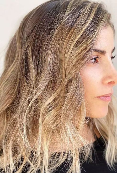 Medium Length Layered Hair – Ideas For Stunning 2024 Look