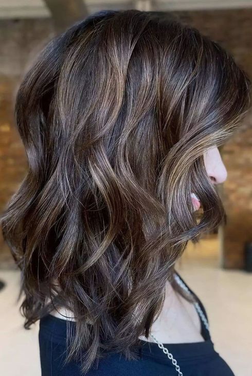 Medium Length Layered Hair – Ideas For Stunning 2024 Look