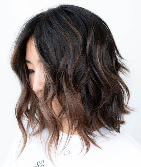 Shoulder length hairstyle with subtle highlights