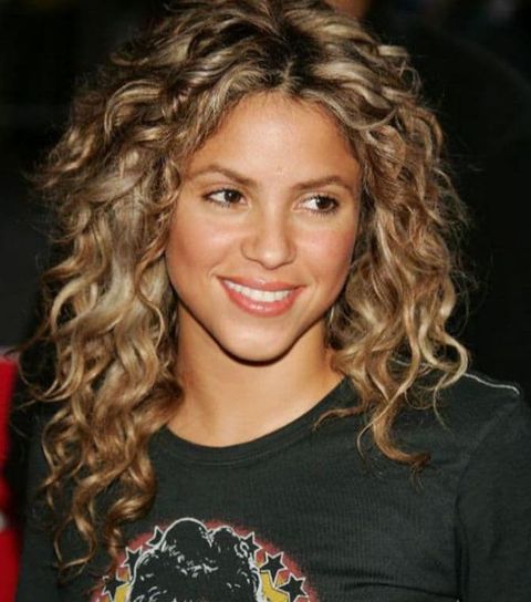 Shakira's balayage curly mid-length hair 2021-2022