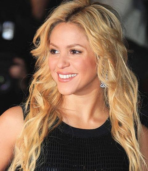 Shakira's center parted long wavy hair 2021-2022