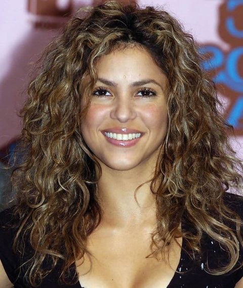 Shakira's curly balayage long hair 2021-2022