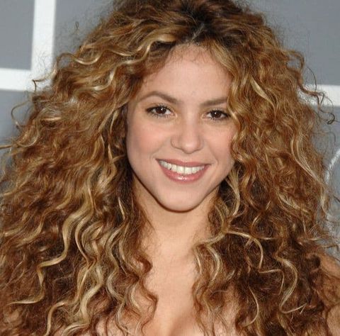 Shakira's long curly hair 2021-2022