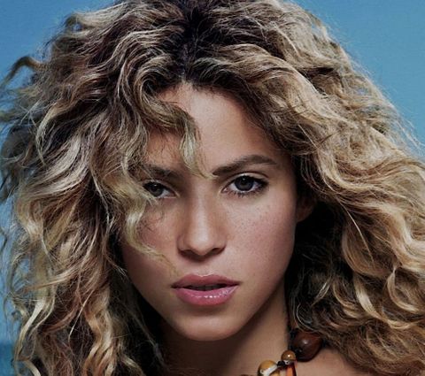 Shakira's messy curly hair 2021-2022