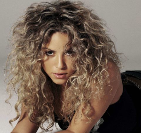 Shakira's textured mid-length curly hair 2021-2022