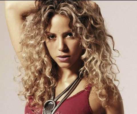 Shakira's voluminous curly long hair 2021-2022