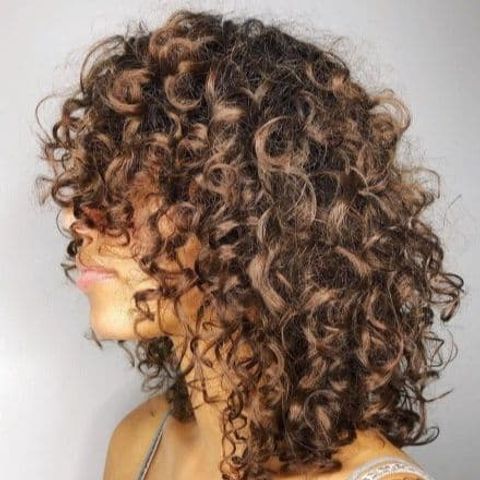 Natural curly shoulder length hairstyle for women in 2021-2022