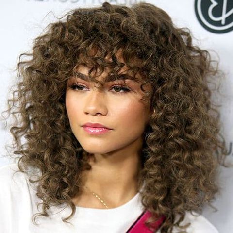 Zendaya's curly shoulder length hair 2021-2022