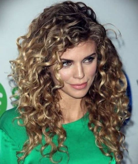 Highlight brown long curly hairstyle for women in 2021-2022