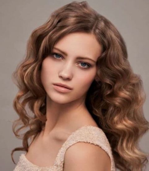 Side parted long wavy hair for women in 2021-2022
