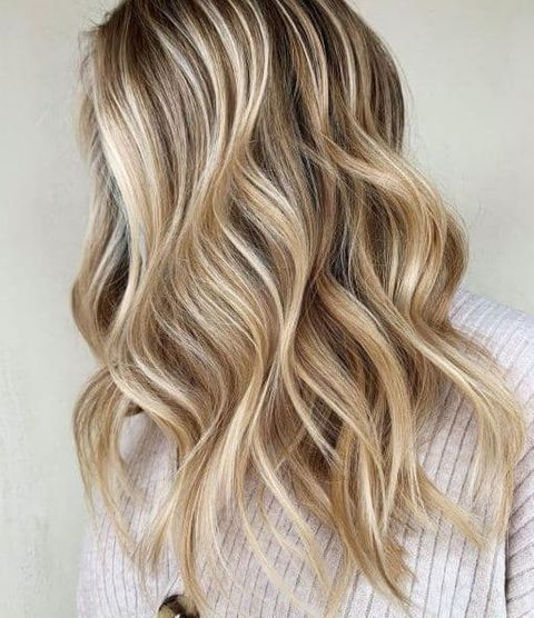 Blonde hair with waves in 2021-2022