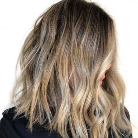 Medium-length blonde hair in 2021-2022