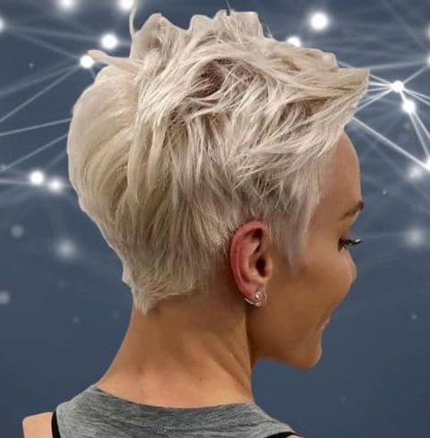 Messy layered short haircut blonde hair color