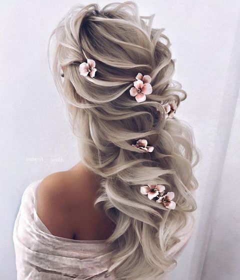 Flowery wavy hair style in 2021-2022