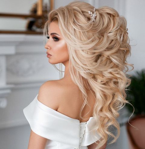 Voluminous wavy bridal hairstyles in 2021-2022