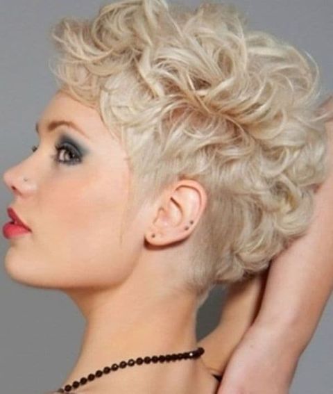 Light blonde curly short hair in 2021-2022