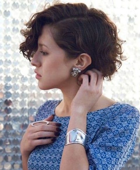 Side parted wavy short hair