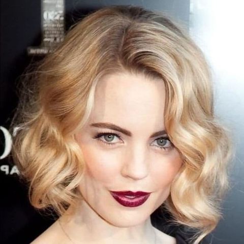 Wavy blonde bob haircut for oval face