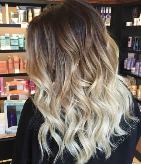 Wavy harstyle blonde ombre color