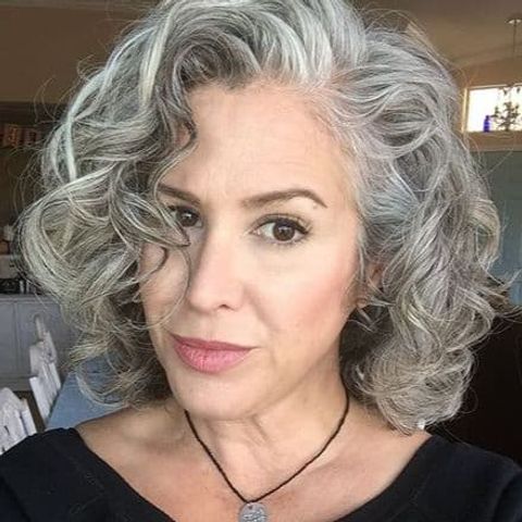 Curly bob cut for triange faces