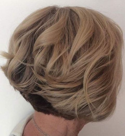 Wavy layered short haircut