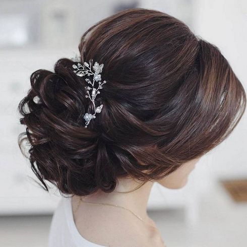 Cool and easy bun hair for bride