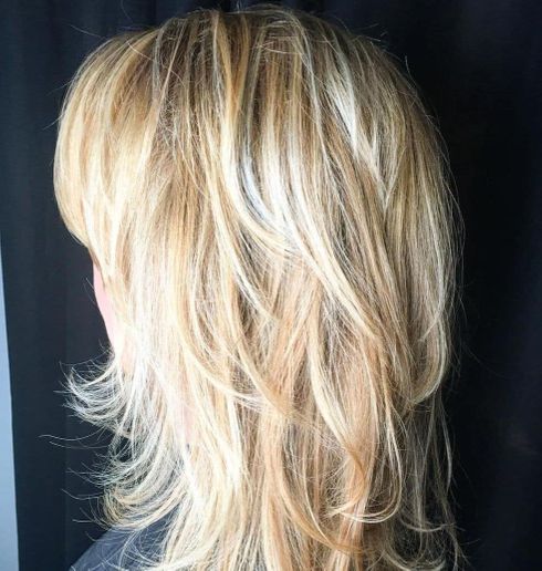  Mid-length layered hair