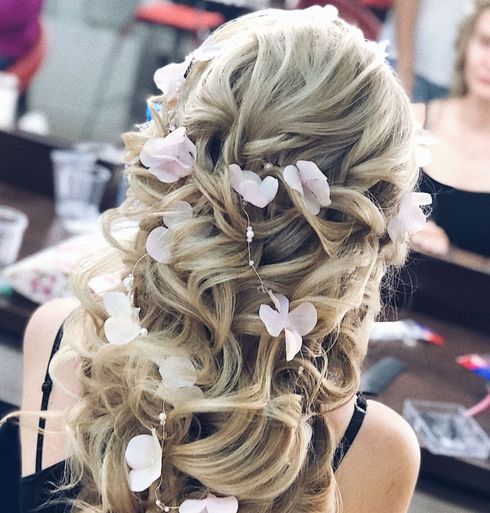 Wavy long hairstyle with flowers for wedding 
