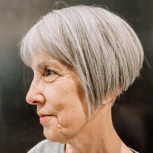 Angled short hair over 60 in 2022-2023