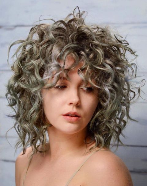Platinum hair color mediu lenght curly hair