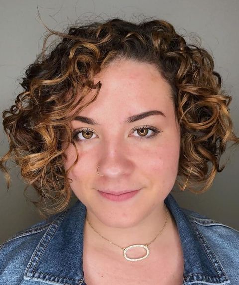 Voluminous Short Wavy Hair
