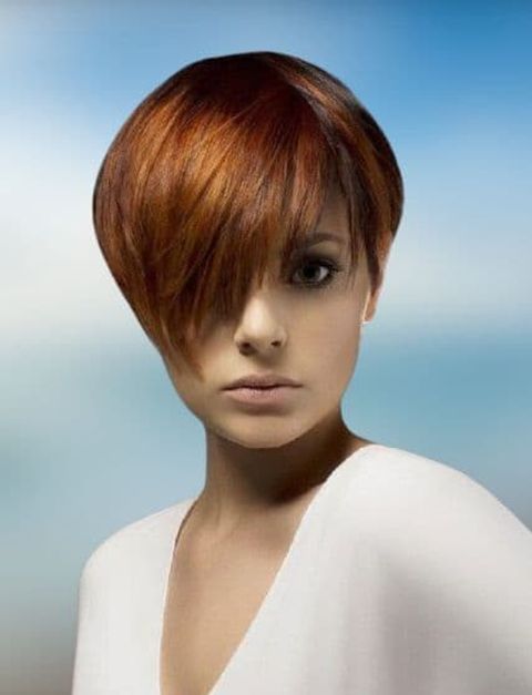 Asymmetrical short hair for round face