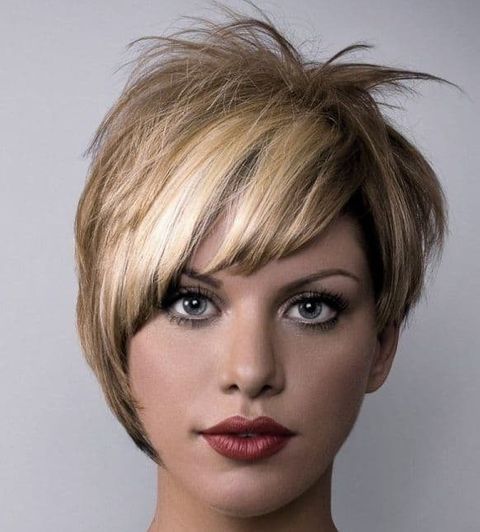 Blonde messy short asymmetrical haircut