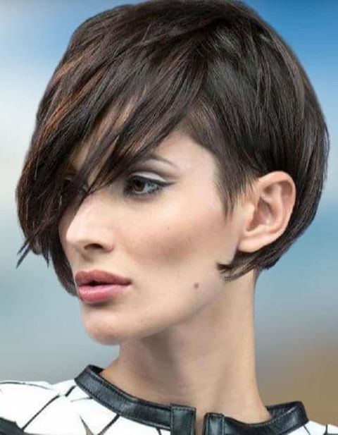 Layered asymmetrical short hairstyle for long face
