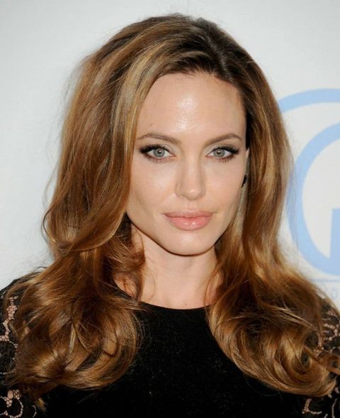 Angelina jolie wavy highlight hairstyle 2021-2022