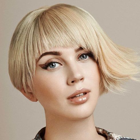 Asymmetrical short hair for oval face