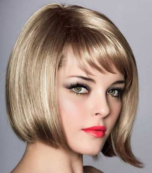 Highlights golden blonde short hair with bangs