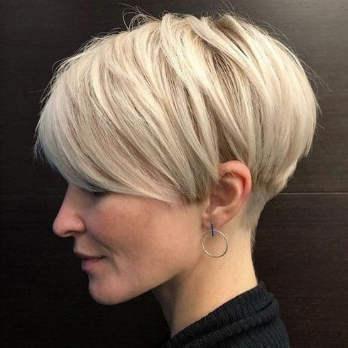 Blonde layered short hair