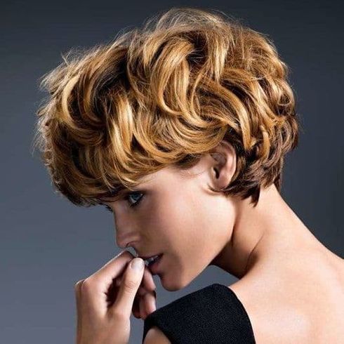 Wavy short hair for women