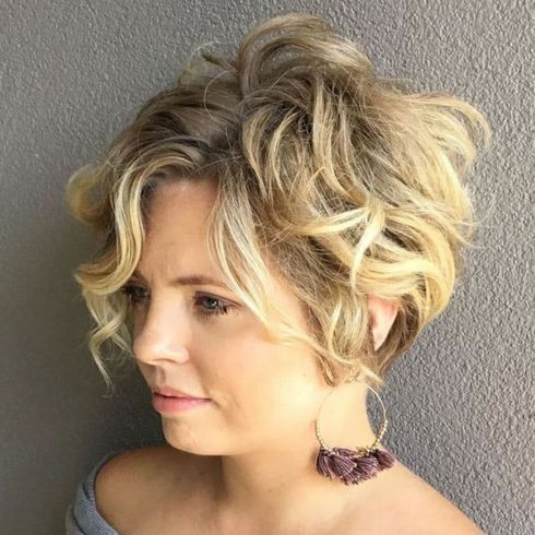 Blonde balayage wavy bob hair for round face