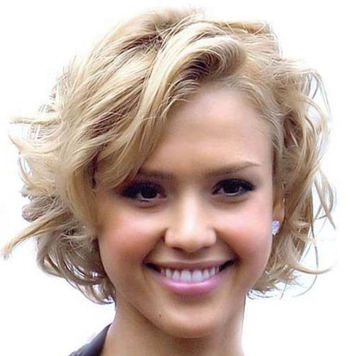Blonde wavy short hair for round face