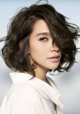 Side swept wavy bob hair for women with long face